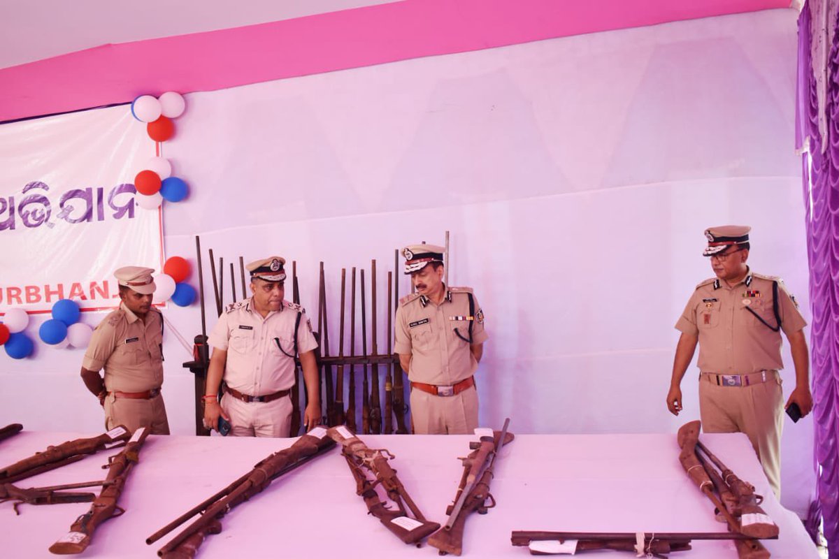 spmayurbhanj's tweet photo. DGP, Odisha Sri Sunil Bansal IPS on seizure of 165 illegal arms &amp; arrest of 21 poachers being one of the biggest in India lauded the efforts of SP Mayurbhanj B Gangadhar &amp; team under the guidance of IG, ER Sri Himanshu Lal IPS, in a review accompanied by ADG Sri Sanjay Kumar IPS. https://t.co/ElcH28MJN7