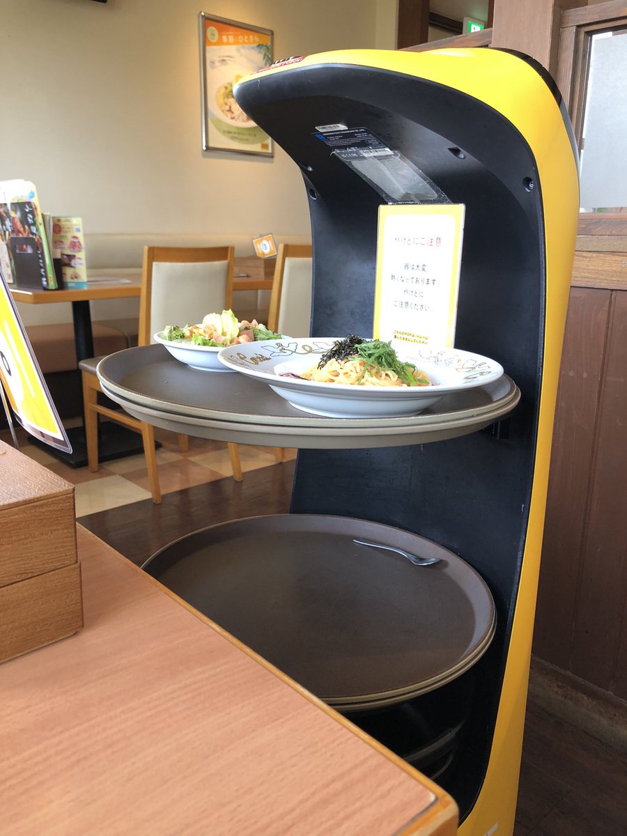 NsBase_odf's tweet photo. 久々にファミレス行ったら驚いた😮配膳はロボットがヘルプしてくれるのね🤖 https://t.co/VinzCmsNXQ