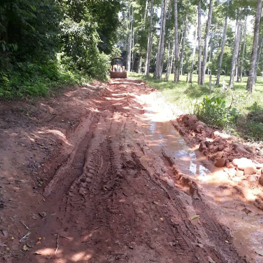 En SAN VICENTE de CHUCURÍ la REVOLUCIÓN VIAL RURAL avanza en YARIMA _TIERRA BUENA con las labores de AMPLIACIÓN de VÍA y CUNETEO a 300 metros para completar 872,814 km intervenidos. #SanVicenteVíasConFUTURO. #OscarRodríguezAlcalde.