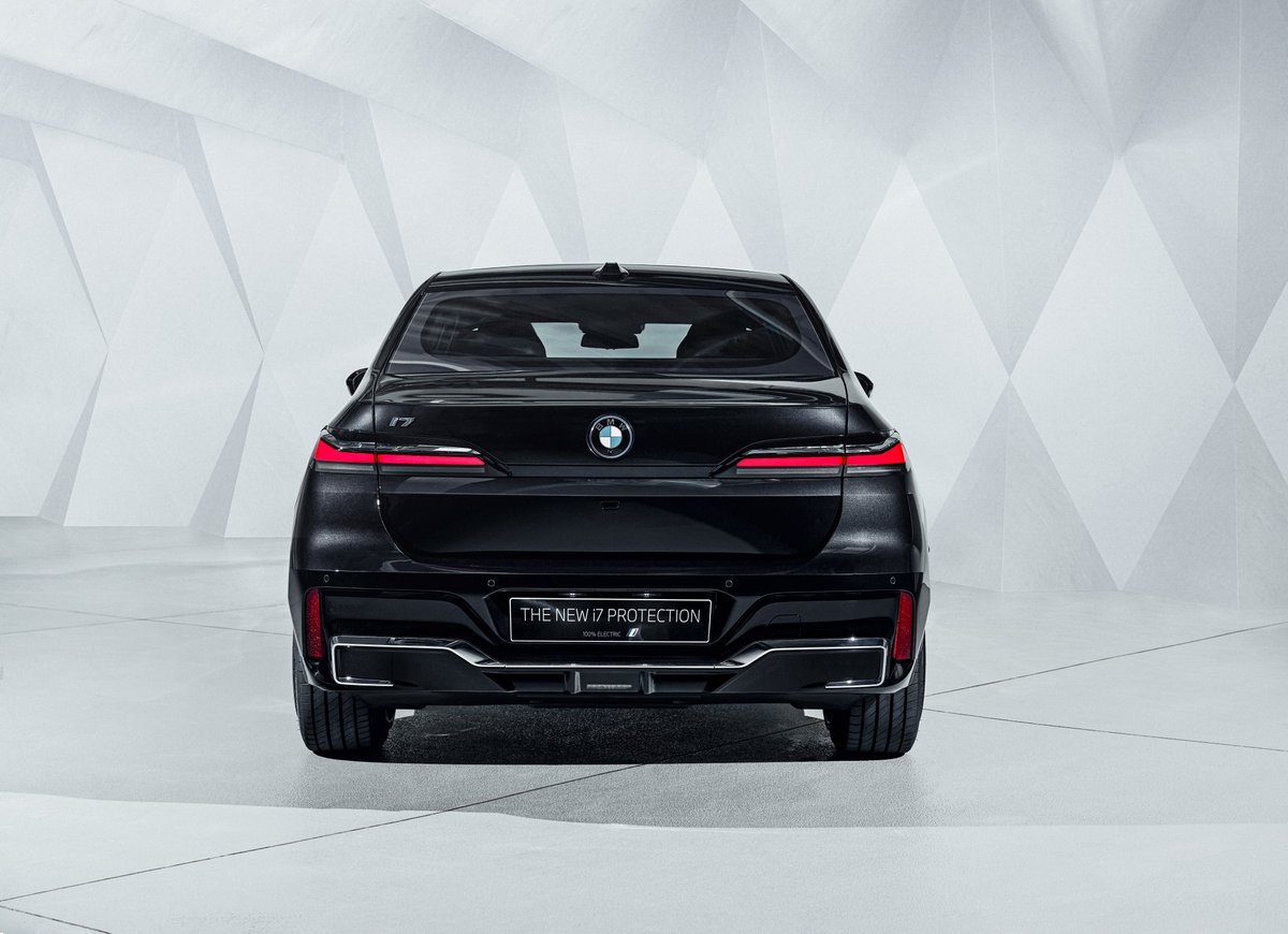 BMWGroupEspana's tweet photo. De serie lleva un depósito de combustible autosellante, de tal modo que evita fugas si es alcanzado por una bala para evitar posibles explosiones. #BMWi7Protection #BMWProtection https://t.co/CZJm8pA8OQ