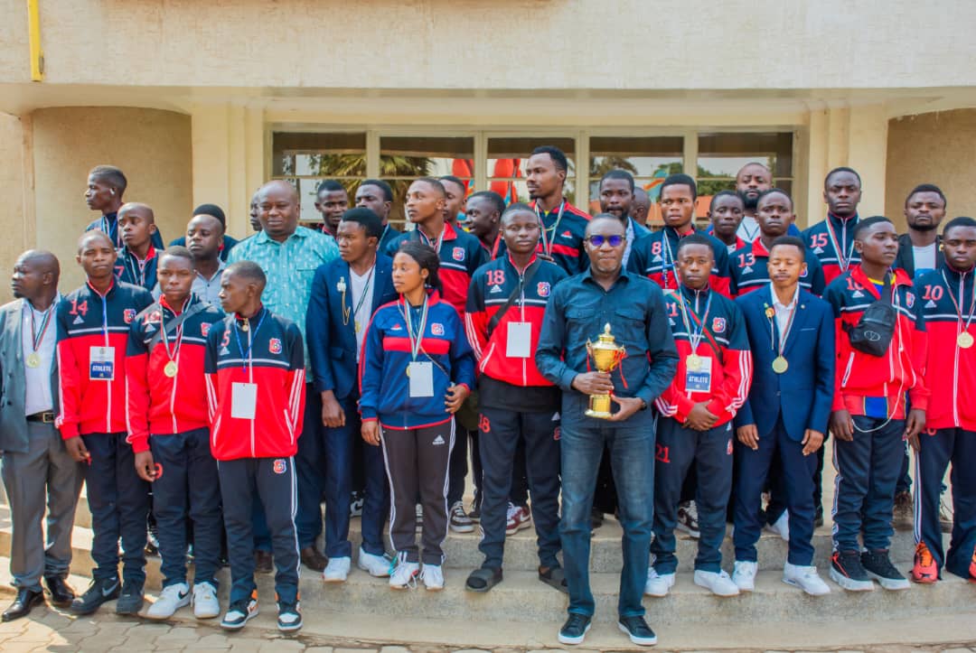 CibalwiraGlordy's tweet photo. SUD-KIVU/SPORTS: Félicités pour leur exploit, le Vice-gouverneur Marc MALAGO KASHEKERE, a reçu en audience, ce mercredi 9 août, les joueurs et dirigeants de l’école de football de Walungu #EFWA, vainqueurs de la 4ème édition du championnat national des jeunes de moins de 17 ans, https://t.co/Rnxx8A1z4r