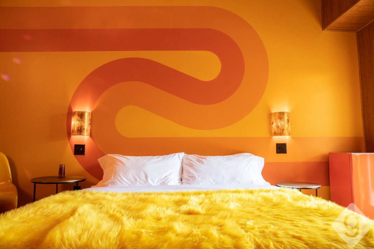 designdocument's tweet photo. Inside the Very Orange Dive Motel's "Honeymoon" Suite in Nashville 🧡🏵️ https://t.co/S9Sm0hxFmX