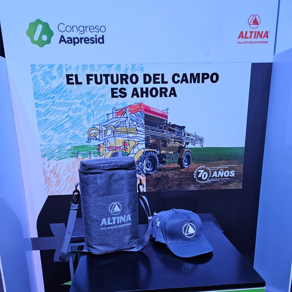AltinaArg's tweet photo. Comienza la 31° edición del Congreso @aapresid ☘️

Ya estamos en Rosario para compartir tres días fenomenales junto a ustedes. La primera visita fue del querido Héctor Quiroga, un gran amigo de nuestro padre Hugo 🙌🏽

Estamos frente al stand de YPF Agro. ¡Te esperamos! https://t.co/IkGuXRHQ6Q