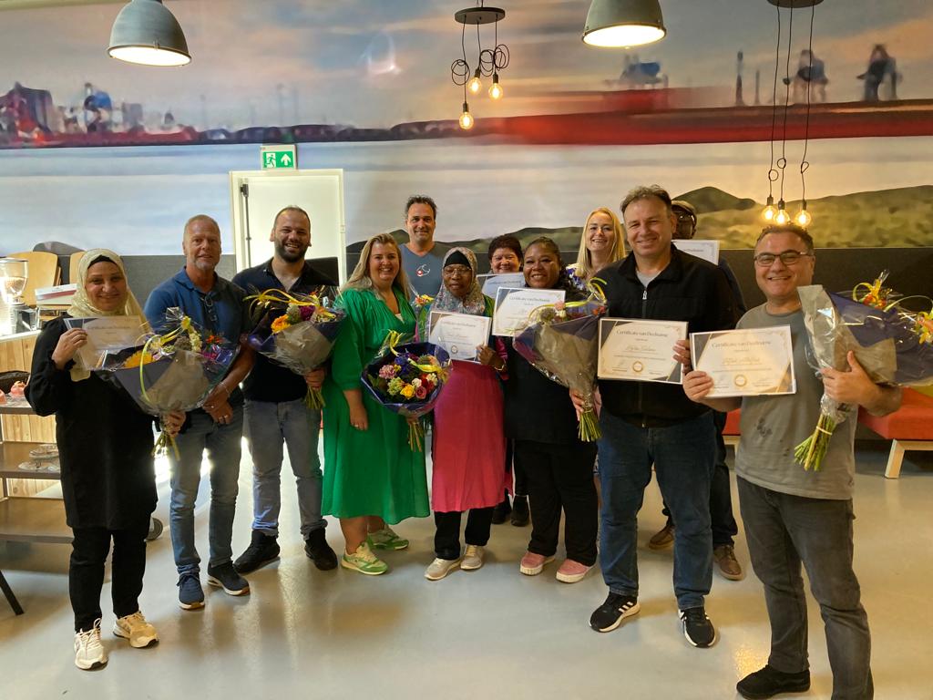 WSPSOW's tweet image. Blije gezichten bij de uitreiking van de certificaten van deelname aan de opleiding assistent kok. Een groot deel van de verse koks heeft ook een baan gevonden. Gefeliciteerd!
#statushouders #stroomopwaarts #horecanederland #mvo #kans