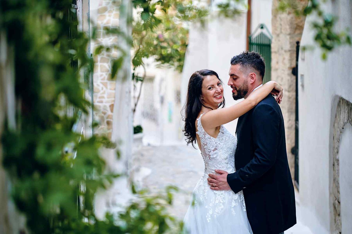 weddings_map's tweet photo. Trash the Dress translated means destroy the dress.

After the wedding day the bride and groom undergo a photo shoot in unusual places... so to speak, places where we are not used to seeing them and where clothes can be mistreated, dirtied, destroyed... 
#weddingsmap https://t.co/2pnRo7MYMB