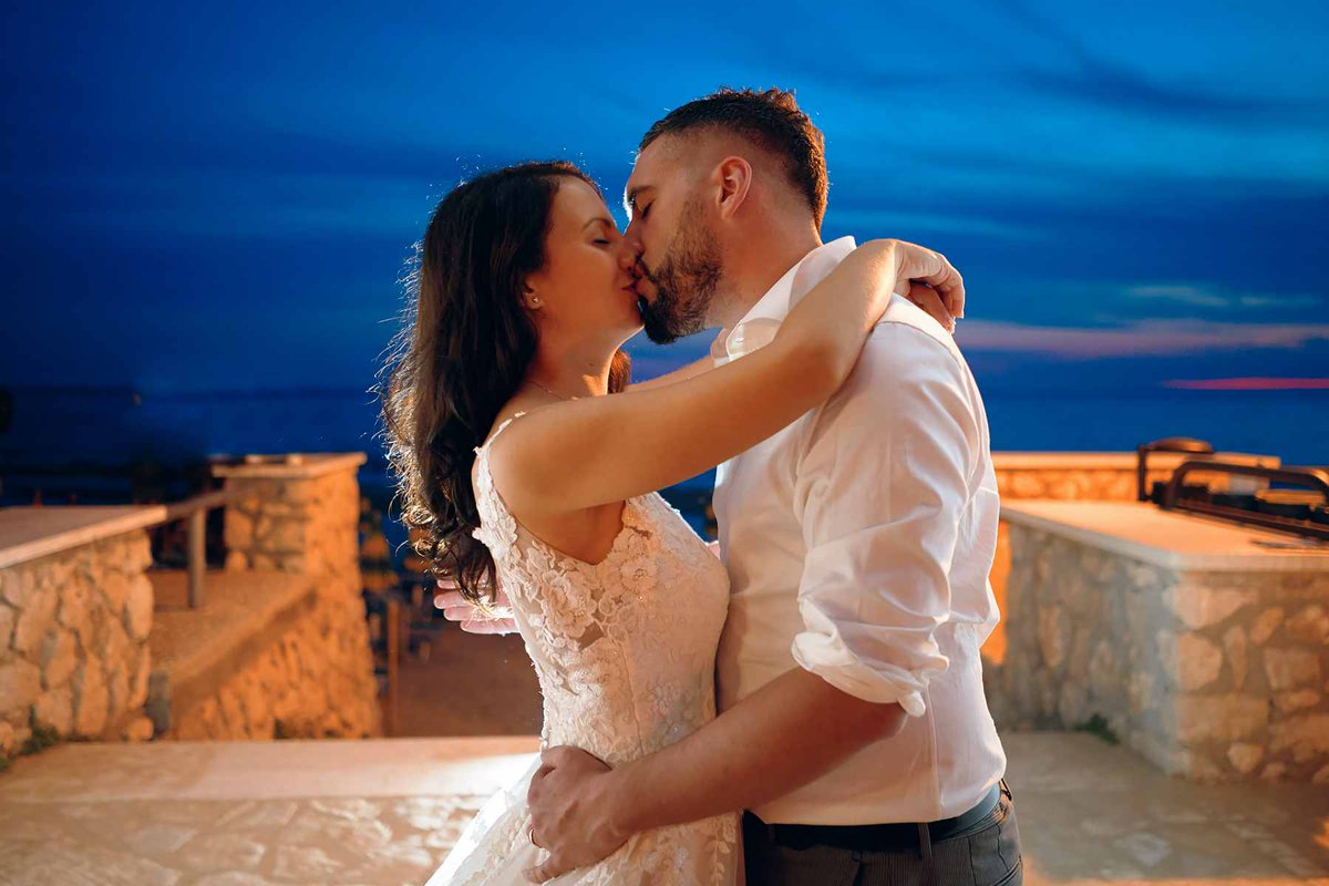weddings_map's tweet photo. Trash the Dress translated means destroy the dress.

After the wedding day the bride and groom undergo a photo shoot in unusual places... so to speak, places where we are not used to seeing them and where clothes can be mistreated, dirtied, destroyed... 
#weddingsmap https://t.co/2pnRo7MYMB