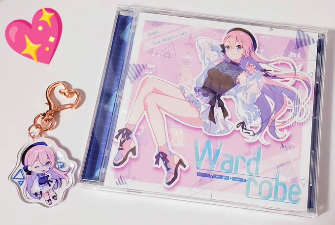 森羅さんからひと足先に「Wardrobe」のCDとアクキーをいただきました! ありがとうございます!  アクキーのナスカン、写真だと金色っぽいけど実物は結構ピンクみが強くて、めっちゃオシャレ可愛いです…!