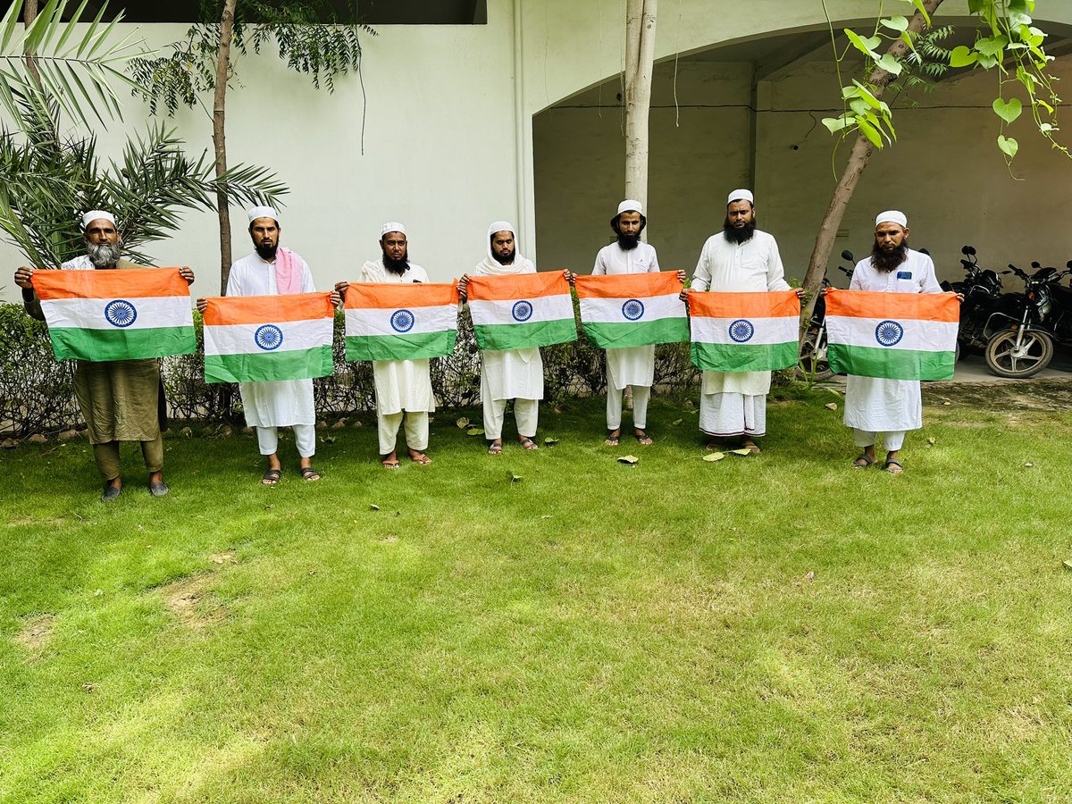 aliwajib's tweet photo. सारे जहाँ से अच्छा हिन्दोसिताँ हमारा……

मज़्हब नहीं सिखाता आपस में बैर रखना
हिंदी हैं हम, वतन है हिन्दोसिताँ हमारा

कुछ बात है कि हस्ती मिटती नहीं हमारी
सदियों रहा है दुश्मन दौर-ए-ज़माँ हमारा

#IndependenceDay2023 https://t.co/ZEvLYXnKf5