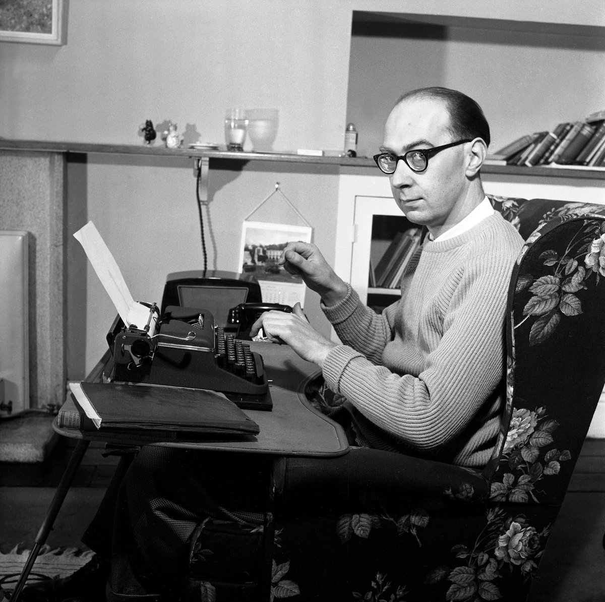 DuncanFiedler's tweet photo. "Life has a practice of living you, if you don't live it." - English poet Philip Larkin #BotD https://t.co/4QmmMh7tHQ