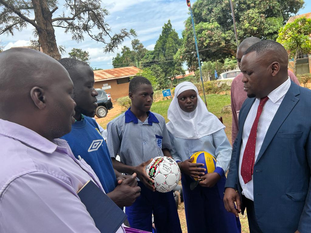 HonKakembo's tweet photo. Children are our future, and we must invest in them 📚 ⚽ 🗣️

Today I paid a visit to Kiwafu Moslem Primary School in Entebbe Municipality. Here I met brilliant young girls and boys who are eager to learn, play and enjoy a better Uganda than us, their parents.

We interacted about the challenges they face and as a Ssalongo, I counselled and guided them on how to  avoid and overcome challenges like HIV, early sex, early pregnancies et al.

I concluded my visit with a donation of new curriculum textbooks, sports equipment and other material support to the school. 

My campaign to foster literacy, identify talent and sensitize pupils in Entebbe Municipality continues. 

#KungaUganda #EducateTheGirlChild