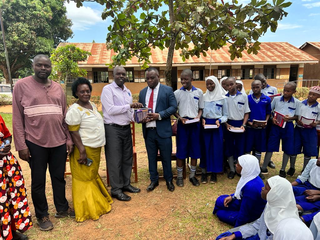 HonKakembo's tweet photo. Children are our future, and we must invest in them 📚 ⚽ 🗣️

Today I paid a visit to Kiwafu Moslem Primary School in Entebbe Municipality. Here I met brilliant young girls and boys who are eager to learn, play and enjoy a better Uganda than us, their parents.

We interacted about the challenges they face and as a Ssalongo, I counselled and guided them on how to  avoid and overcome challenges like HIV, early sex, early pregnancies et al.

I concluded my visit with a donation of new curriculum textbooks, sports equipment and other material support to the school. 

My campaign to foster literacy, identify talent and sensitize pupils in Entebbe Municipality continues. 

#KungaUganda #EducateTheGirlChild