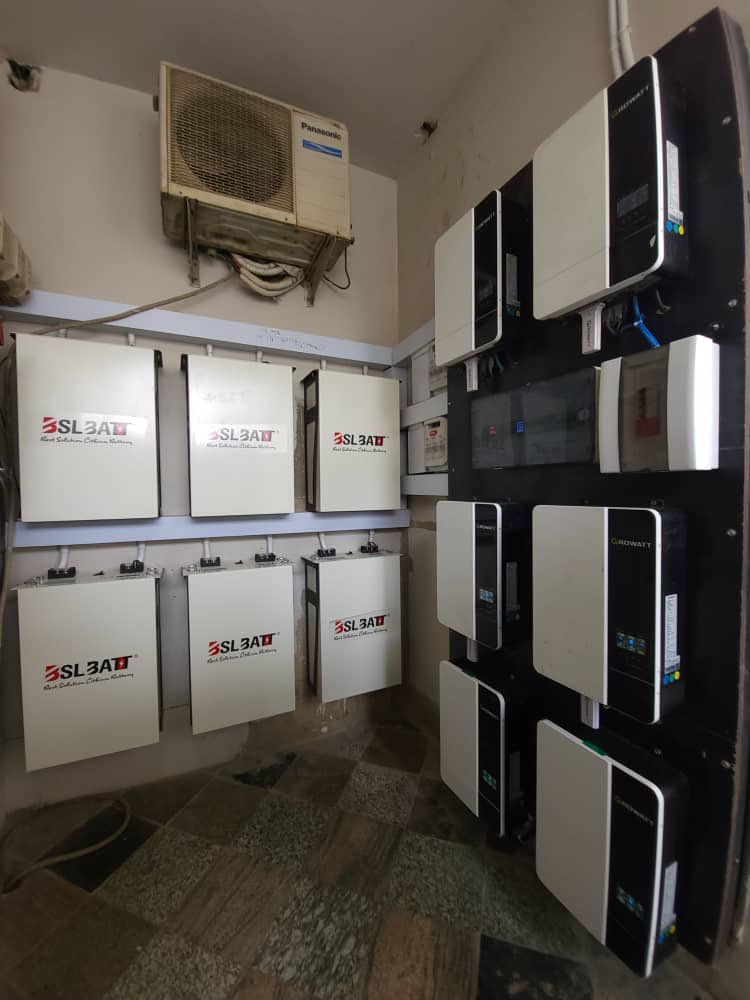 Jfosolutions's tweet photo. 30kva with 60kWh storage swap for a client in Abuja.

Total PV: 24kWp

🔋 **Battery Swap Alert!** 🚀
From Gel ➡️ Lithium!
Why make the switch? 
1. 🌍 Longer life cycle - Lithium batteries can last 2-3 times longer than Gel! Our Lithiums comes with 6000 cycles. https://t.co/IQhM5q5jOF