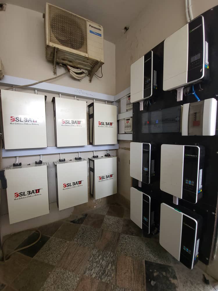 Jfosolutions's tweet photo. 30kva with 60kWh storage swap for a client in Abuja.

Total PV: 24kWp

🔋 **Battery Swap Alert!** 🚀
From Gel ➡️ Lithium!
Why make the switch? 
1. 🌍 Longer life cycle - Lithium batteries can last 2-3 times longer than Gel! Our Lithiums comes with 6000 cycles. https://t.co/IQhM5q5jOF