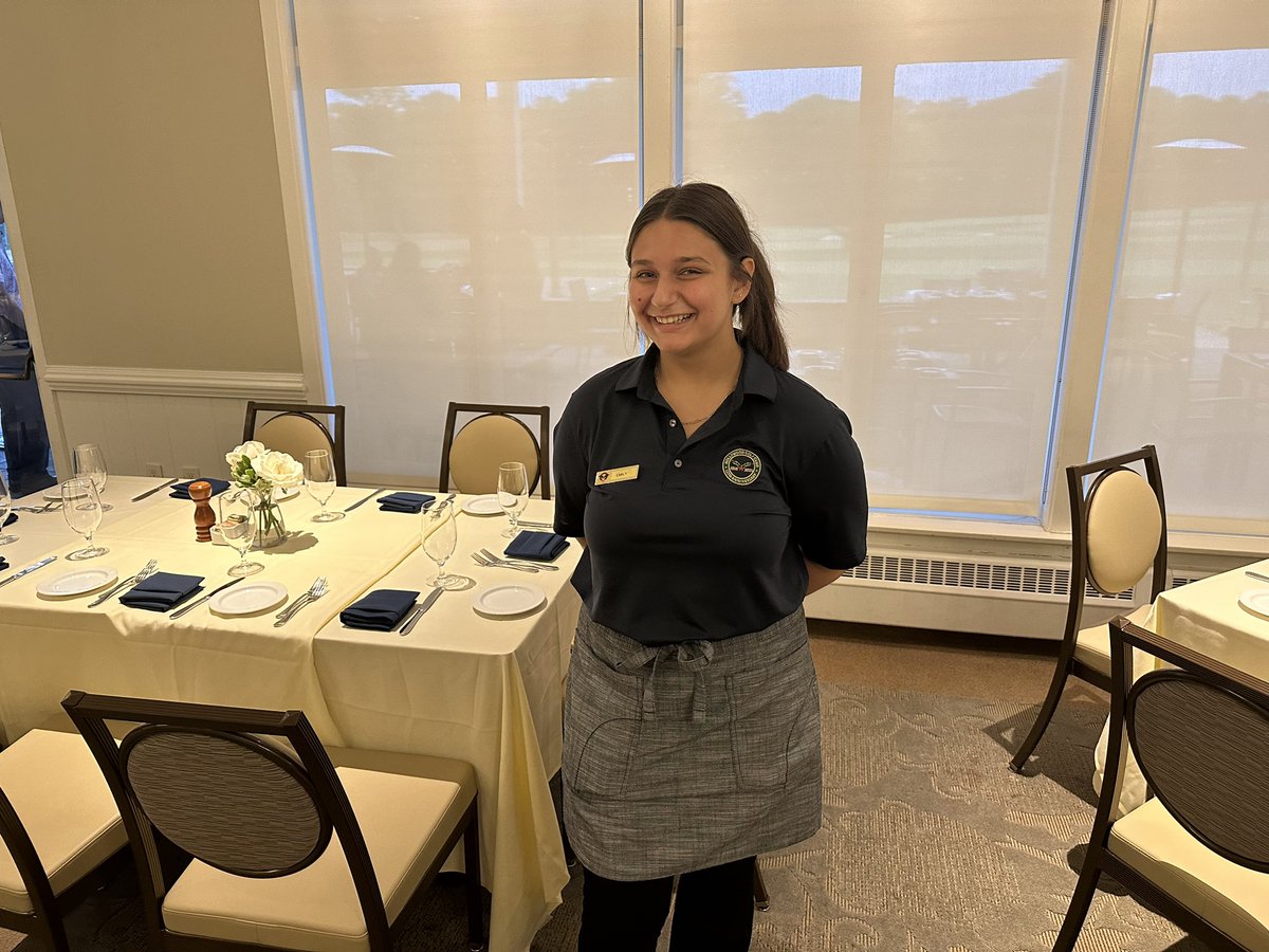 5starcafeFHS's tweet image. Emily T. Completing her Internship at Hollywood Golf Club. From napkin folding techniques, upscale dining service, and conversing with members in an unique setting. We couldn’t be more proud and thankful for our partnership to provide students with this experience.  #FRHSD #WBL