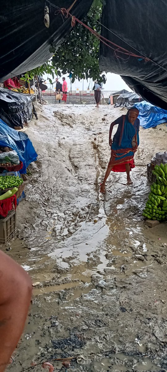 DeepakK72029813's tweet photo. Sir Hayaghat station ka Aisa haal ho gya h ki yatri ko aane jane me problem ho rhi h 
Yaha tak ki kitne yatri fishal kr gir v jate h
Mai aapse yahi Binti krta hu ki jald se jald ese sudhar krbaye
🙏🙏
@spjdivn @RailMinIndia @ECRlyHJP https://t.co/ynTj2HlZ04