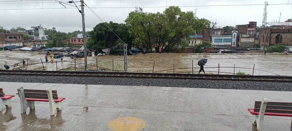 DeepakK72029813's tweet photo. Sir Hayaghat station ka Aisa haal ho gya h ki yatri ko aane jane me problem ho rhi h 
Yaha tak ki kitne yatri fishal kr gir v jate h
Mai aapse yahi Binti krta hu ki jald se jald ese sudhar krbaye
🙏🙏
@spjdivn @RailMinIndia @ECRlyHJP https://t.co/ynTj2HlZ04