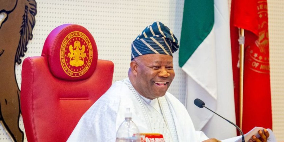 SaharaReporters's tweet photo. Senate President Akpabio Tells Senators Money Has Been Sent To Their Accounts To Enjoy Holiday Amid Rising Poverty In Nigeria | Sahara Reporters https://t.co/zNVQFNsqwx https://t.co/kKpuMlrUBU
