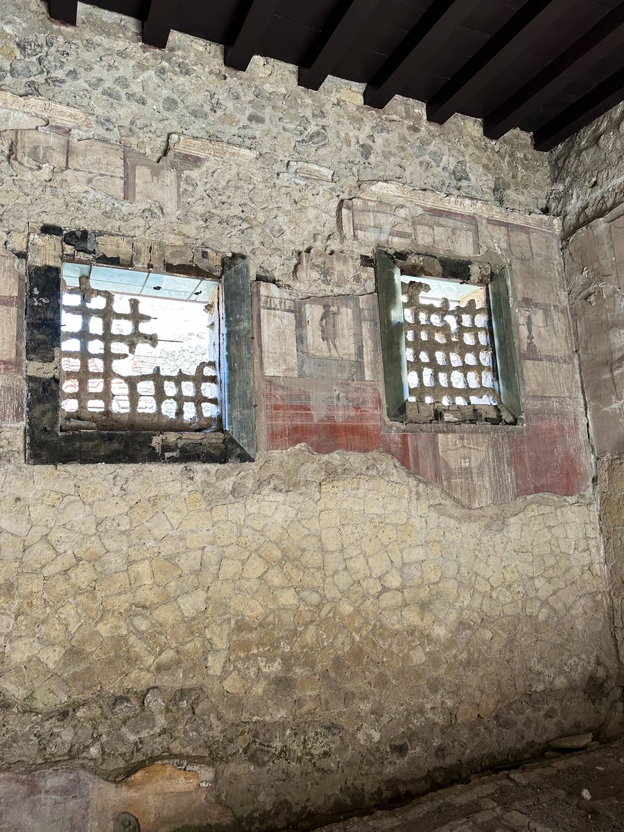 Augusta Emerita nos sigue regalando sorpresas arqueológicas.

Acaba de aparecer en las excavaciones de la casa del anfiteatro de Mérida una reja de ventana de hierro. En este caso se corresponde con una ventana de la zona termal, pero en los años 60 ya apareció otra en la cocina