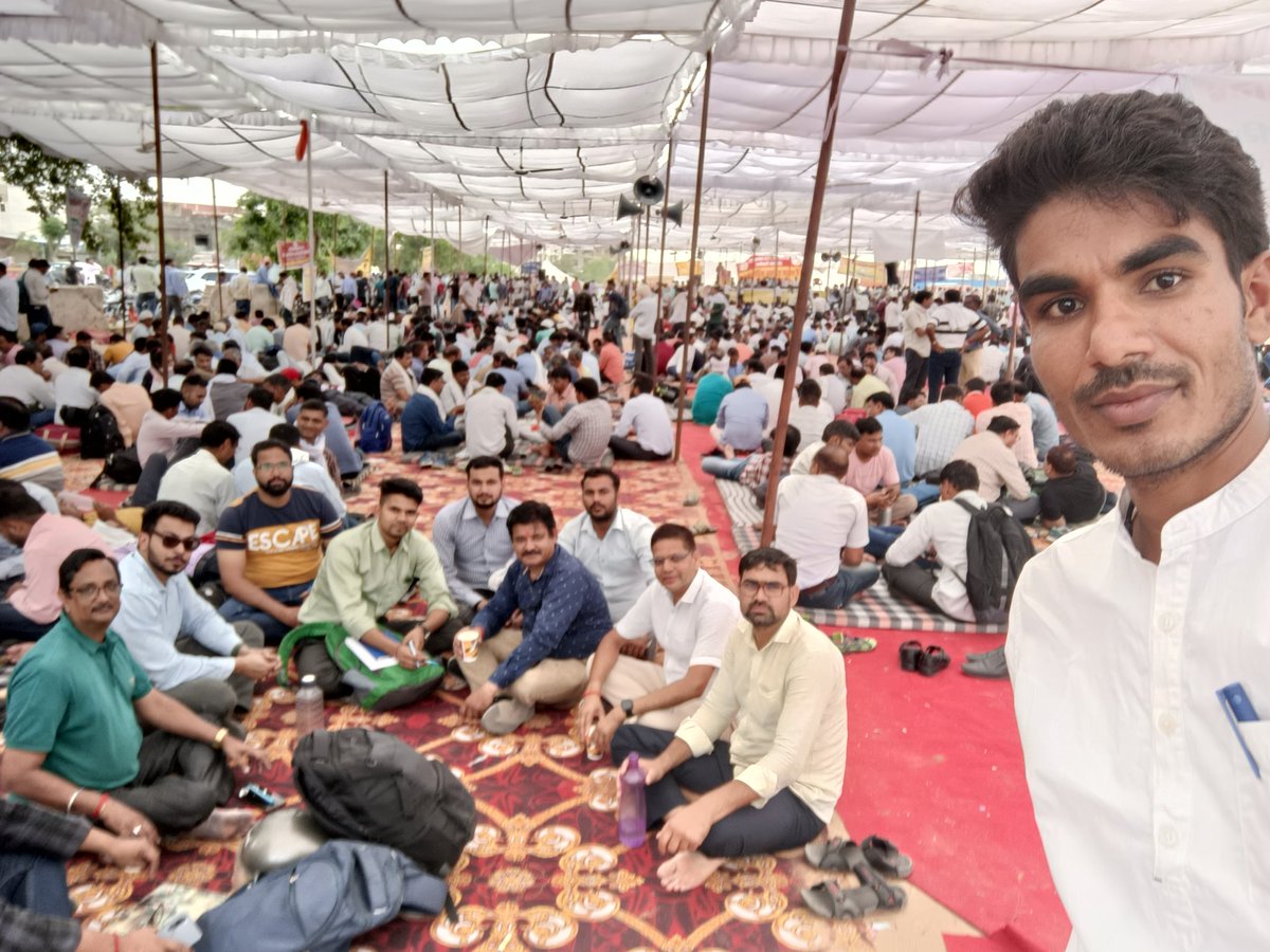 #मंत्रालयिक_कर्मचारी_महापड़ाव_17_अप्रैल
अपने आप को कर्मचारियों की हितेषी कहने वाली <a href="/ashokgehlot51/">Ashok Gehlot</a> जी सरकार का यह कार्यकाल भी पूर्ण होने को है लेकिन इसमें भी अभी तक कुछ नहीं दिया है बतौर निराशा के। जबकि प्रदेश का मंत्रालयिक कर्मचारी कई वर्षो से अपनी मांगों को लेकर आंदोलनरत है।