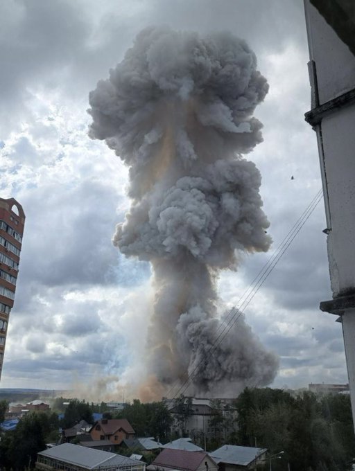 Ratnesh_speaks's tweet photo. #Moscow region was hit by a powerful explosion on August 9. The blast hit the #Zagorsk Optical and Mechanical plant.
The plant had contracts with the #Russian #Ministry of #Defense. It is part of #Shvabe Holding, which produces sights, thermal imagers, laser rangefinders, and similar products.
The explosion was followed by a massive plume of smoke and shattered windows in nearby buildings.
At least 22 people are known to have been injured. It was not immediately confirmed if the explosion was linked to a drone attack.
#Moscow #MoscowExplosion #RussiaIsCollapsing