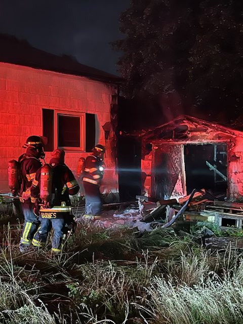 WoodstockFireDe's tweet photo. Early morning shed and house fire on Beards Lane - no injuries! Investigator on scene to determine origin & cause. #DShift #24/7 https://t.co/LOzTgcxBBb
