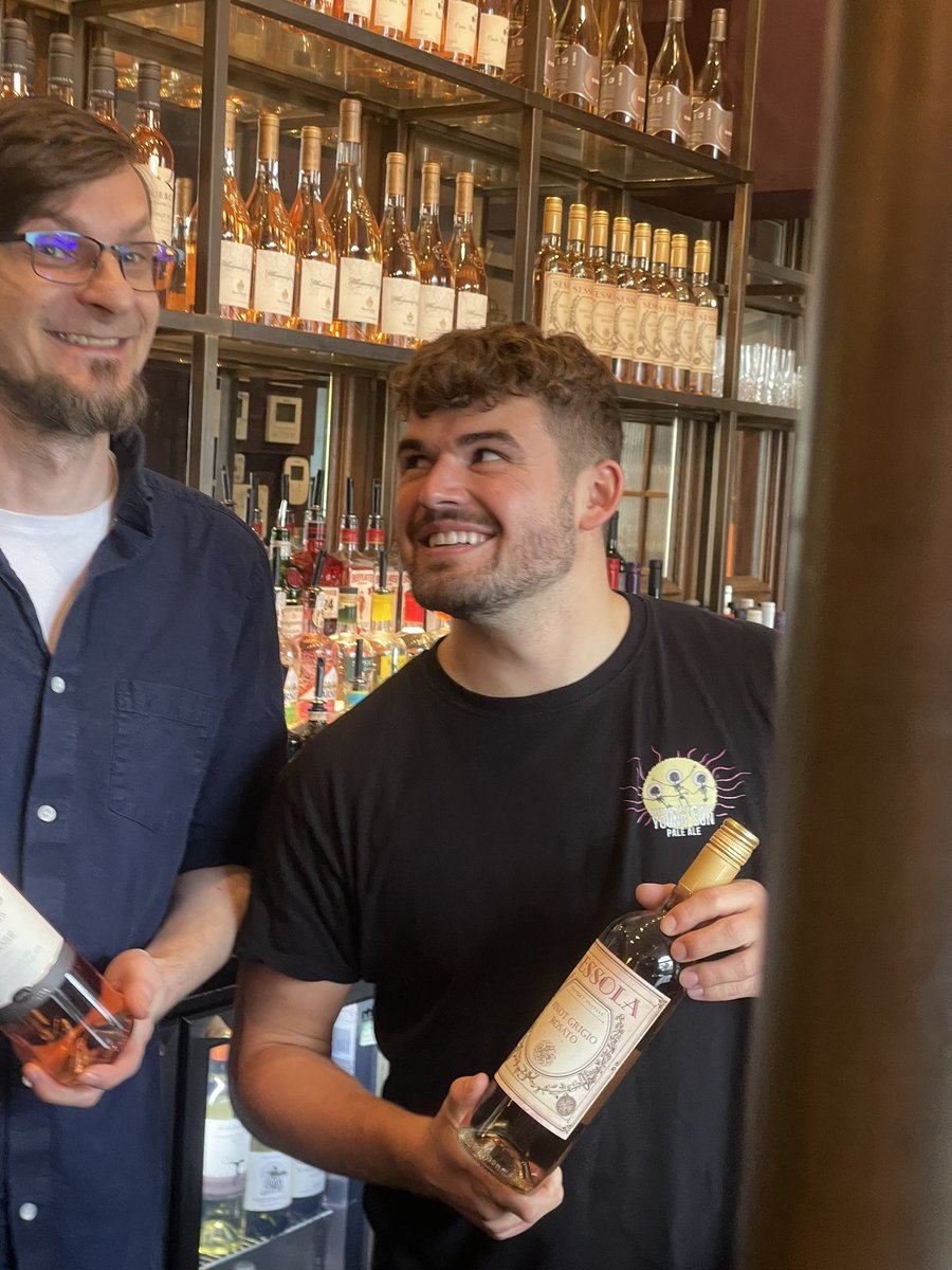 TheNewInnEaling's tweet photo. Get someone who looks at you like Henry looks at Pete😉
…or you could settle with a bottle of rosé💗
#winewednesday #roseeveryday https://t.co/pp4XoC7HzR