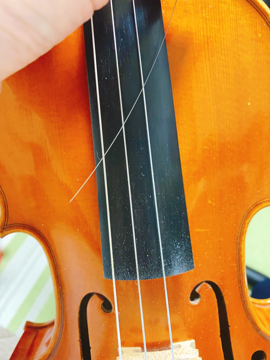 StringStudio101's tweet photo. こんばんは😊
来週の水曜のコンサートで弾く激しい曲の練習をしていたらバツン！！！！と切れました🤣🤣🤣
スペアあってよかった〜😮‍💨 https://t.co/YFI85lQ3sO