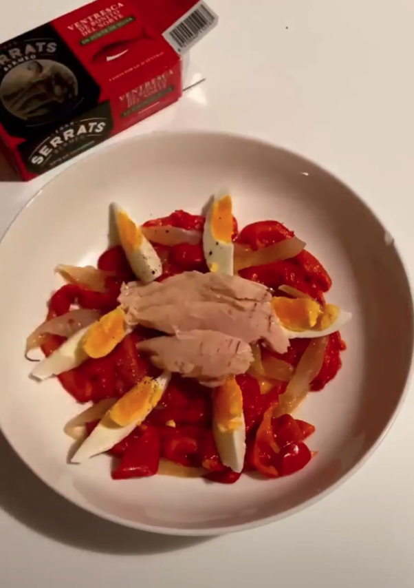 serrats's tweet photo. Hoy, te presentamos esta sencilla y deliciosa ensalada de @easyxbusy que combina ingredientes reconfortantes y deliciosos: la ensalada templada de pimientos rojos asados, huevo cocido y Ventresca de Bonito del Norte.
¡Descúbrela aquí!
https://t.co/MmOvhZBswQ https://t.co/76Mw6zO8qE