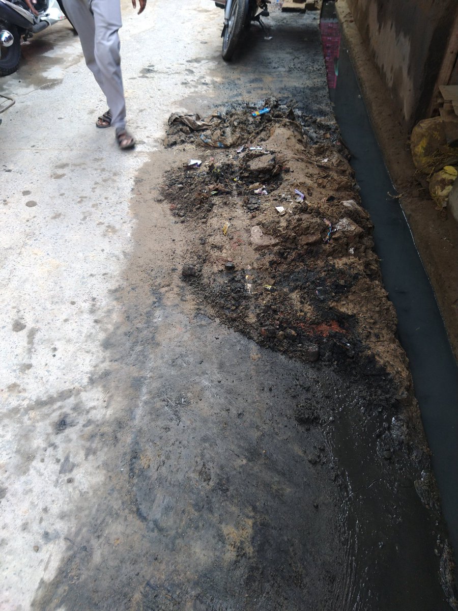 99surajkumar99's tweet photo. @noida_authority सदरपुर कालोनी सेक्टर 45, Delight Public School के पास नाली से निकाल के रखे गए कचरे को उठाने से मना कर रहा है सफाई कर्मचारी। https://t.co/Py3Qlicrum