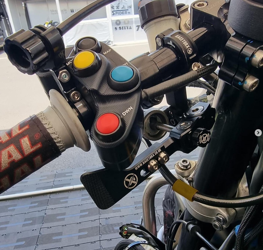 RaceTorx's tweet photo. Say goodbye to restricitons as the Racetorx Thumb Brake is designed to work in stock1000 class for the #yamaha R1 from 2015-2023! experience smoother and more controlled braking like never before. #racetorx #thumbbrake #thumbrake #r1 #stock1000 #bsb @scott_swann_45 https://t.co/qmE4SNmiam