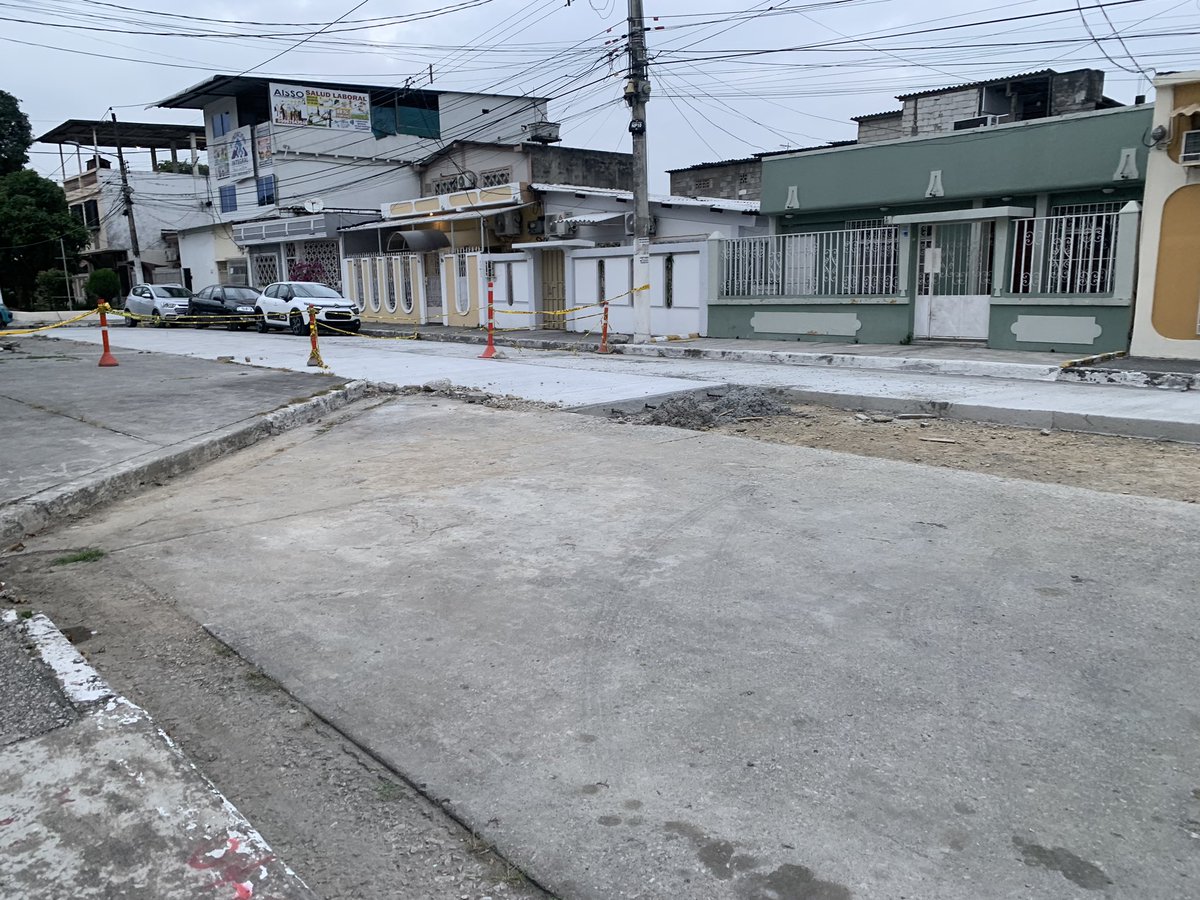 andreuxb's tweet photo. Y empezaron hace 1 mes más o menos. De pronto rompieron la calle de Sauces 1 mz F31, dejaron la mitad pavimentado y ahí la dejaron y nos dejaron con la calle botada y cortada y nadie aparece a terminar el trabajo. @aquilesalvarez  @ayudamehenry https://t.co/IiX7od4cEi