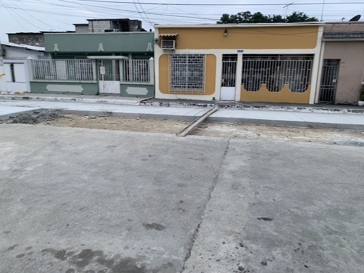 andreuxb's tweet photo. Y empezaron hace 1 mes más o menos. De pronto rompieron la calle de Sauces 1 mz F31, dejaron la mitad pavimentado y ahí la dejaron y nos dejaron con la calle botada y cortada y nadie aparece a terminar el trabajo. @aquilesalvarez  @ayudamehenry https://t.co/IiX7od4cEi