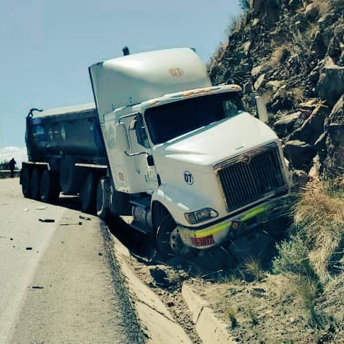 diegolazoh's tweet photo. Tres muertes más en Corredor Minero del Sur en Yura.
Camiones cargados de concentrado de cobre de
@Antapaccay_ y @MineraLasBambas utilizan estrecha carretera Arequipa-Yura-Espinar/Puno en lugar de haber construido una vía férrea, para abaratar costos, que se pagan con muertos. 🧵 https://t.co/R2rqGaMBC5
