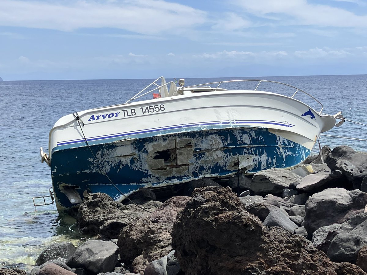 nunziapenelope's tweet photo. Buongiorno @guardiacostiera, questa barca sfondata da sabato scorso sta in mezzo alla scogliera di Rinella (Salina) dove normalmente stanno le persone.A pochi metri da un hotel e un bar molto frequentati. È possibile fare qualcosa per spostarla, prima che qualcuno si faccia male? https://t.co/dHi1BaFxV1