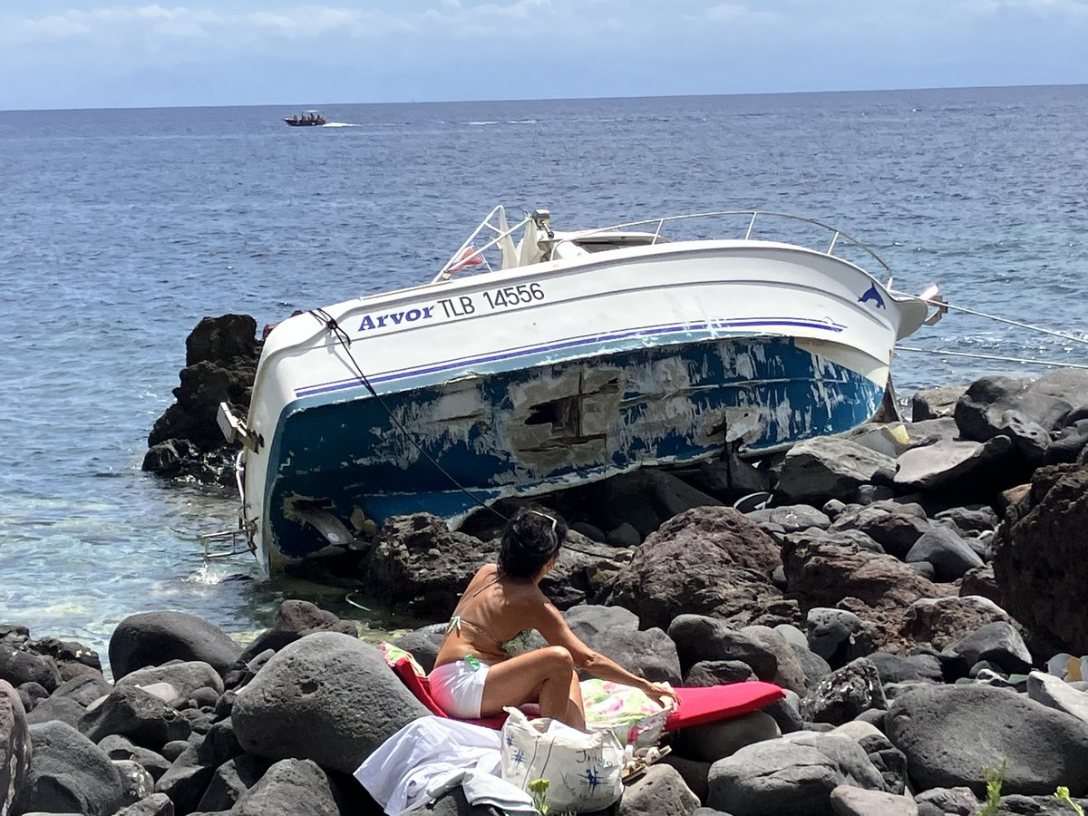 nunziapenelope's tweet photo. Buongiorno @guardiacostiera, questa barca sfondata da sabato scorso sta in mezzo alla scogliera di Rinella (Salina) dove normalmente stanno le persone.A pochi metri da un hotel e un bar molto frequentati. È possibile fare qualcosa per spostarla, prima che qualcuno si faccia male? https://t.co/dHi1BaFxV1