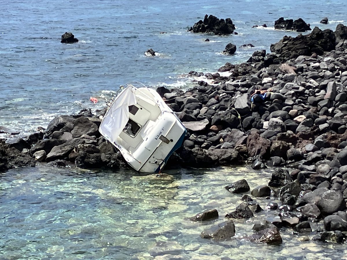nunziapenelope's tweet photo. Buongiorno @guardiacostiera, questa barca sfondata da sabato scorso sta in mezzo alla scogliera di Rinella (Salina) dove normalmente stanno le persone.A pochi metri da un hotel e un bar molto frequentati. È possibile fare qualcosa per spostarla, prima che qualcuno si faccia male? https://t.co/dHi1BaFxV1