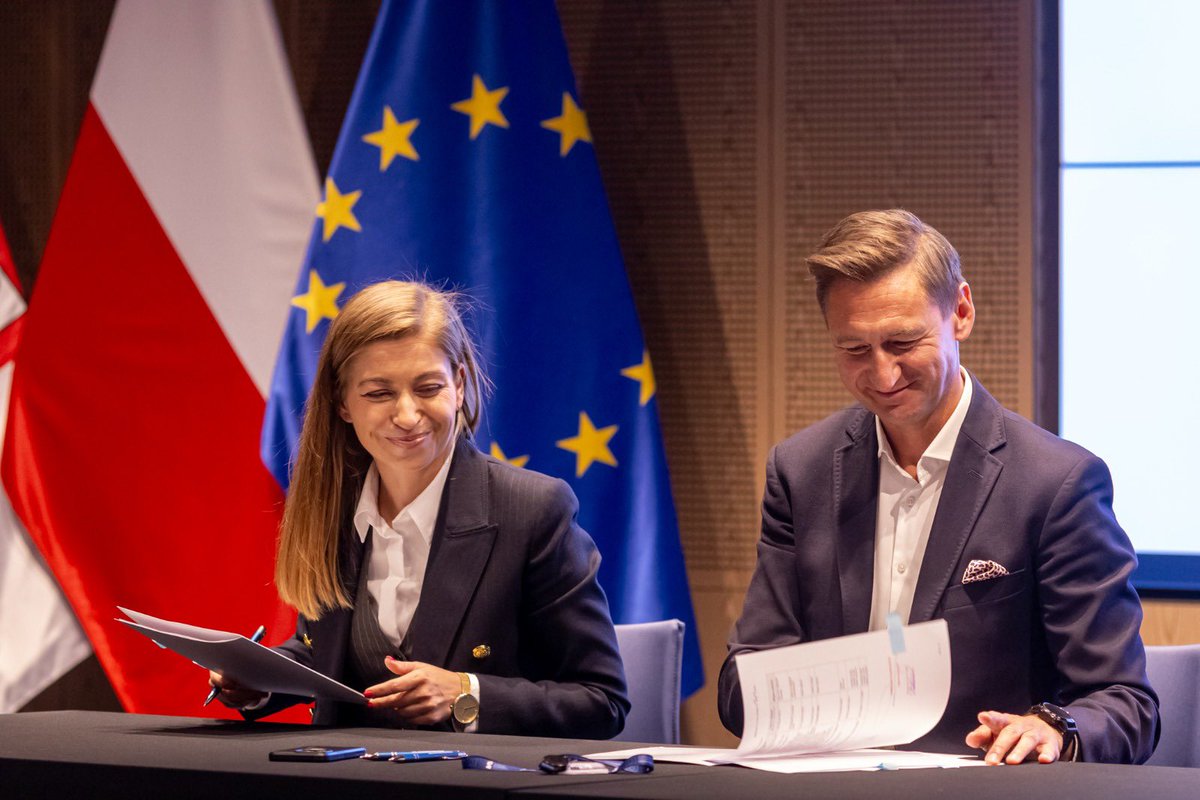 LukaszListwon's tweet photo. W obecności @OGeblewicz podpisaliśmy umowę na finansowanie wydarzenia😍
Już we wrześniu połączymy edukacje, historie i zabawę aby podczas gry miejskiej przypomnieć historię Sydoni von Borck!
#Sydonia #GrantyOsiedlowe #PomorzeZachodnie #Szczecin #DrzetowoGrabowo #GraMiejska https://t.co/ZSQaCVvrAr