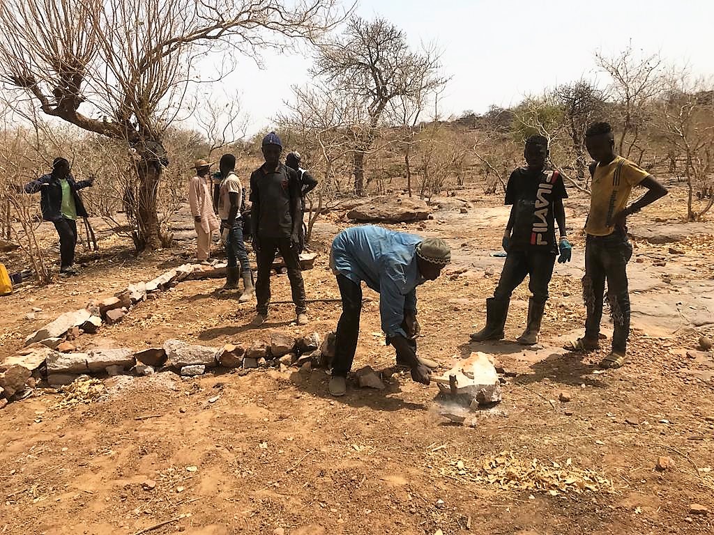 FAOMali's tweet photo. #LeSaviezVous
Les membres des Clubs DIMITRA de #Bandiagara font des cordons pierreux pour
👉🏾 Stocker les #eaux de pluie 
👉🏾 Augmenter l’infiltration 
👉🏾 Réduire l’érosion hydrique
👉🏾 Conserver &amp; restaurer la fertilité des sols
Merci @AmbCanMali ! https://t.co/Bp8WbcdfIZ