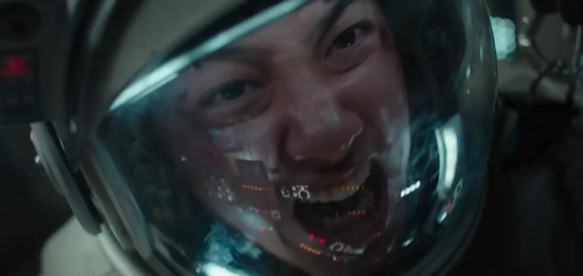 TarizSolis's tweet photo. Menyoroti kisah penyelamatan seorang astronot yg terdampar sendirian di bulan, 'The Moon' tak hanya berhasil membuatku berdebar sekaligus was-was dengan ketegangannya yg terus mengalami eskalasi. Tapi juga menitikkan air mata berkat drama humanisnya tentang memaafkan & berdamai dengan duka yg disokong akting emosional Do Kyungsoo. Ciamik!