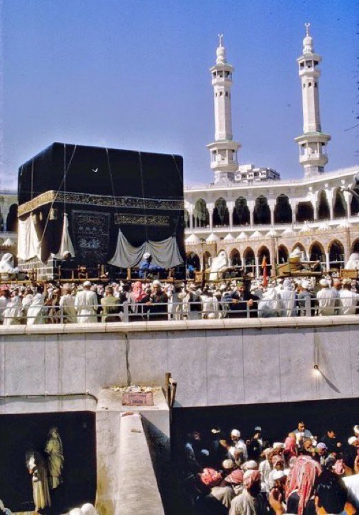 Ksa9ss's tweet photo. صور قديمة لـ بئر زمزم من الخارج ومن الداخل ..

هل سبق وشربت من داخل القبو ؟
أنا عن نفسي نعم . https://t.co/a7bNTpmyOV
