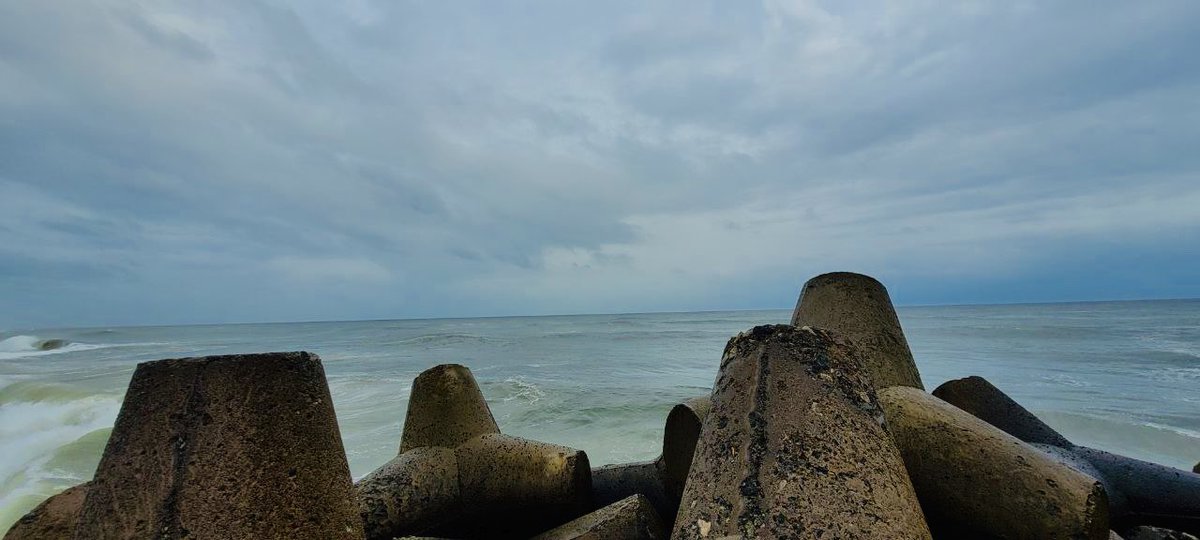 iamjafin's tweet image. Sky meets sea, waves embrace stone. Thoughts flow like water, connecting nature’s elements in harmony.

#samsungshot #samsunggalaxy 
@SamsungMobile @SamsungIndia #S20FE

@KeralaTourism 

 #portraitphotography #sea #skyblues #PhotographyIsArt  #iamjafin #jafindas #livethemoment