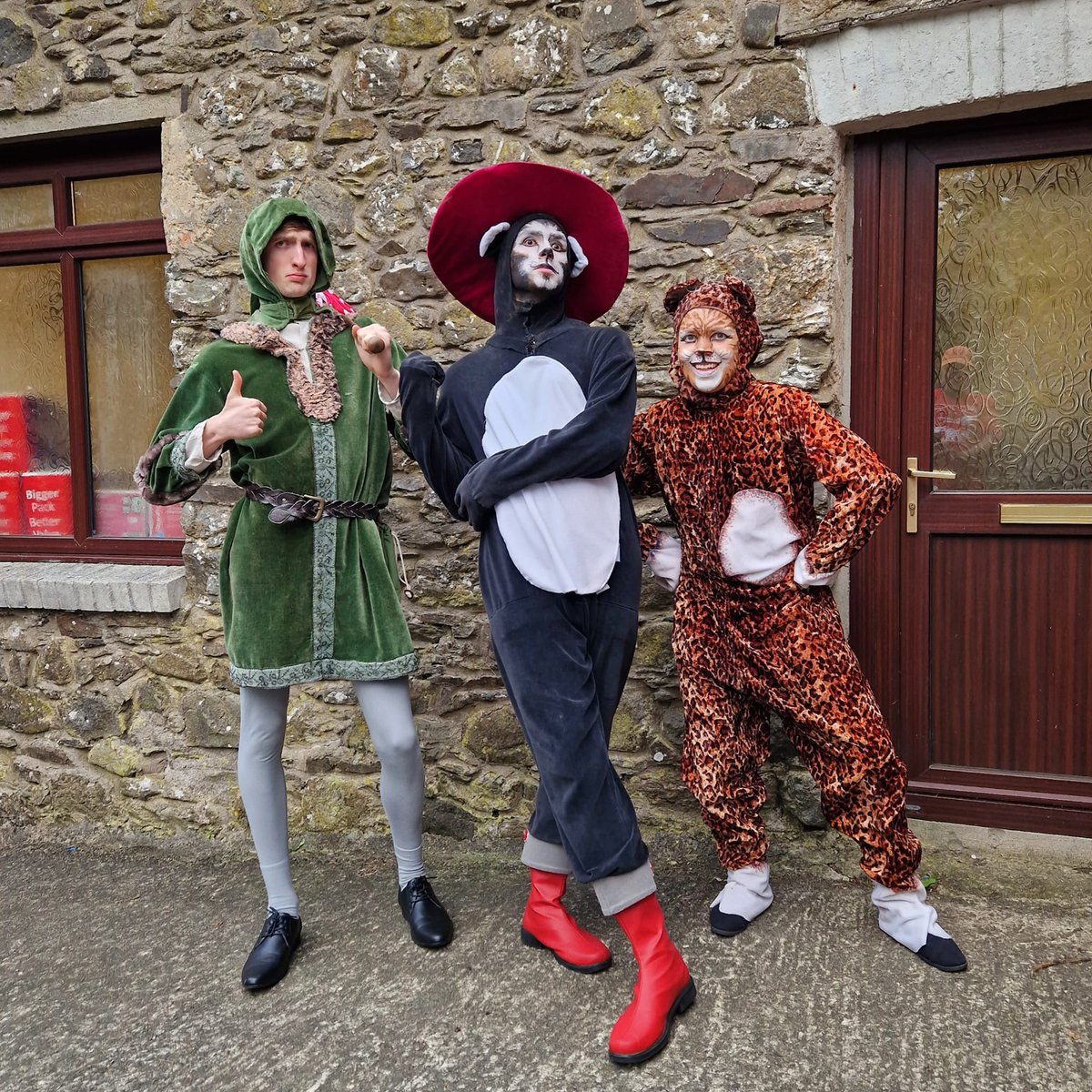 We're at the halfway point of our run of PUSS IN BOOTS (AND CAT WITHOUT!). Don't miss out! Ticket link in bio.

#visitwales #whatsonstdavids #whatsonpembrokeshire
 #familytheatre #pussinboots #dickwhittington #mathry #pembrokeshiretheatre  #everybodylovesafairytale