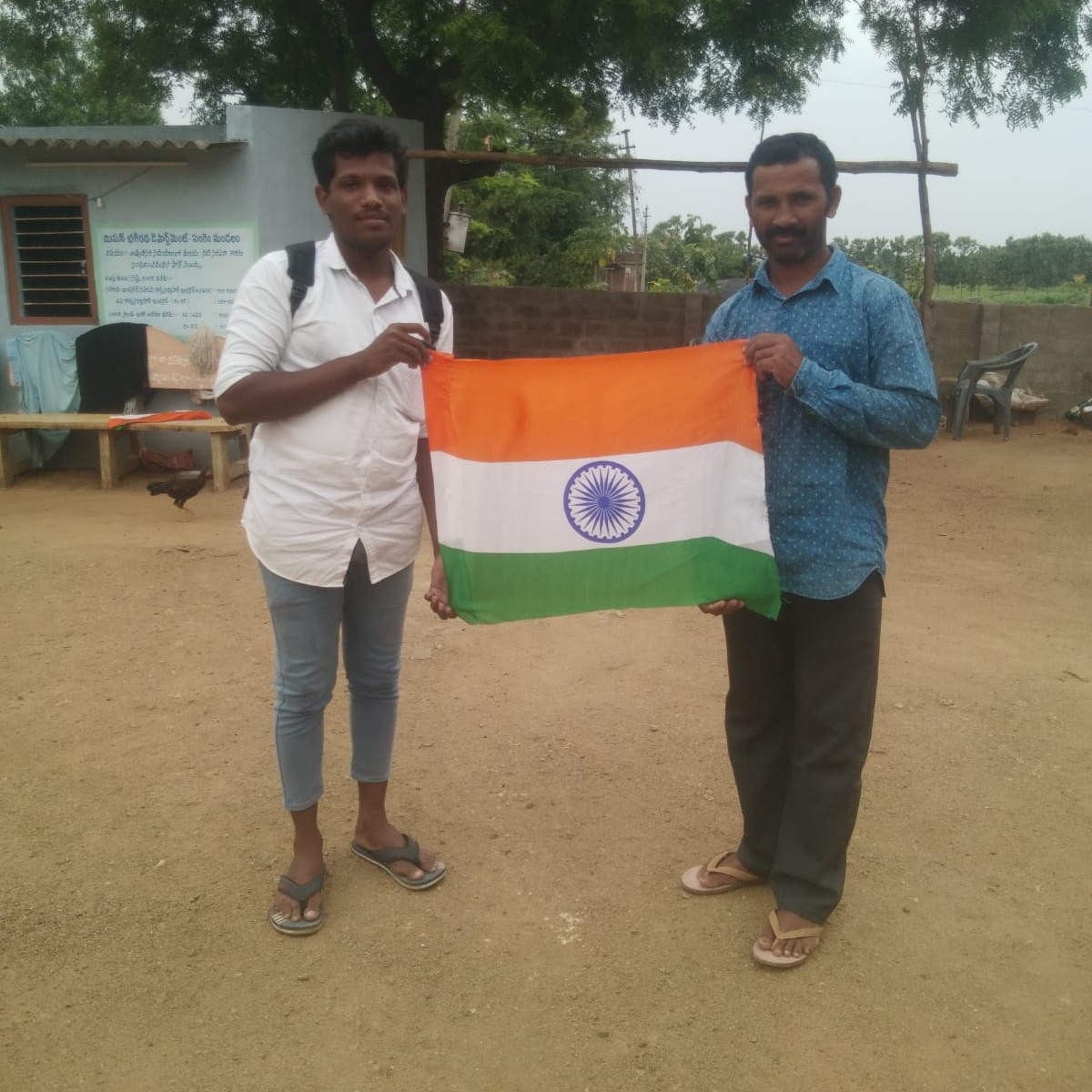 WarangalPost's tweet photo. National flag delivered to customer by postman of Nekkonda SO. #HarGharTiranga #IndiaPost4Tiranga https://t.co/Ei9ic8t3k0