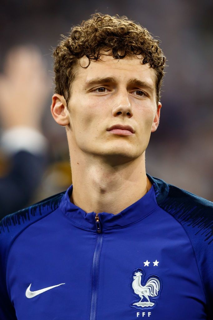 FootyXUpdate's tweet photo. Breaking💣🚨- Benjamin #Pavard is in concrete talks with #MUFC ,all parties involved are working on a verbal agreement now. 
Ten Hag consider Pavard as a versatile defender and he is pushing for him.
#Bayern 

[@Plettigoal ] https://t.co/i4FVQaHH3M