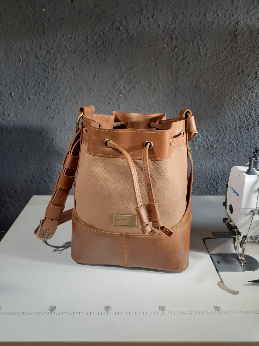 bunduhide's tweet photo. Bundu Hide Genuine Skhumba X Orange Colony 

🪡 Simphiwe Donald Mbangi 

👜  Ntombi Enhle

#moderndayguluva 
#OCiswhoweare 

#bespoke #designer #leather #crafts https://t.co/UPOf8gOVNL