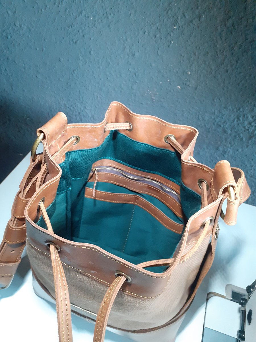 bunduhide's tweet photo. Bundu Hide Genuine Skhumba X Orange Colony 

🪡 Simphiwe Donald Mbangi 

👜  Ntombi Enhle

#moderndayguluva 
#OCiswhoweare 

#bespoke #designer #leather #crafts https://t.co/UPOf8gOVNL