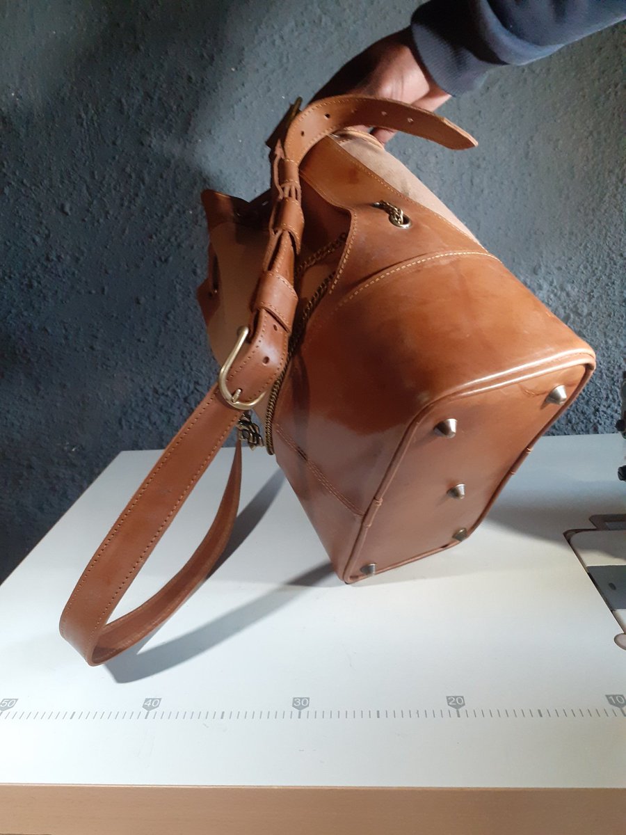 bunduhide's tweet photo. Bundu Hide Genuine Skhumba X Orange Colony 

🪡 Simphiwe Donald Mbangi 

👜  Ntombi Enhle

#moderndayguluva 
#OCiswhoweare 

#bespoke #designer #leather #crafts https://t.co/UPOf8gOVNL