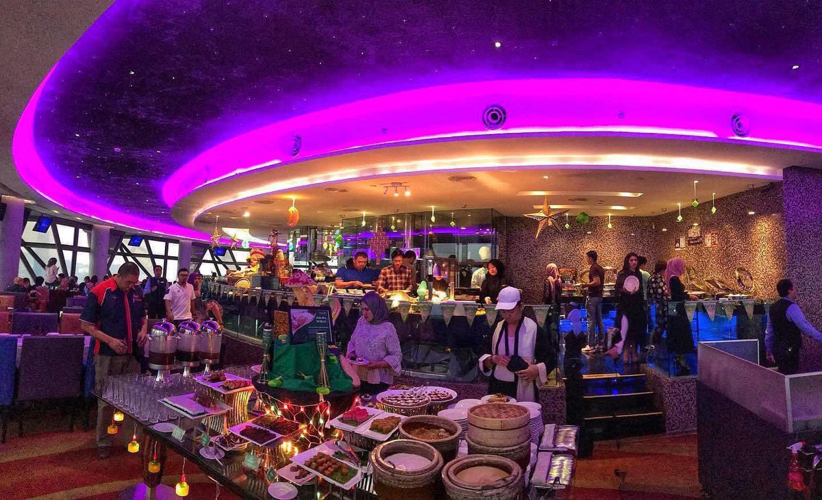 MalayFoodHunter's tweet photo. Restoran Atmosphere 360 hanya RM82 unlimited makan sampai puas dekat Kuala Lumpur!😍

Restoran berputar ni korang wajib pergi atleast sekali dlm hidup sebab experience kat sini memang sgt rare!! Imagine dinner sambil tengok view KL 360° Darjah !!!Boleh tengok view seluruh KL. https://t.co/fPvuKttrSP