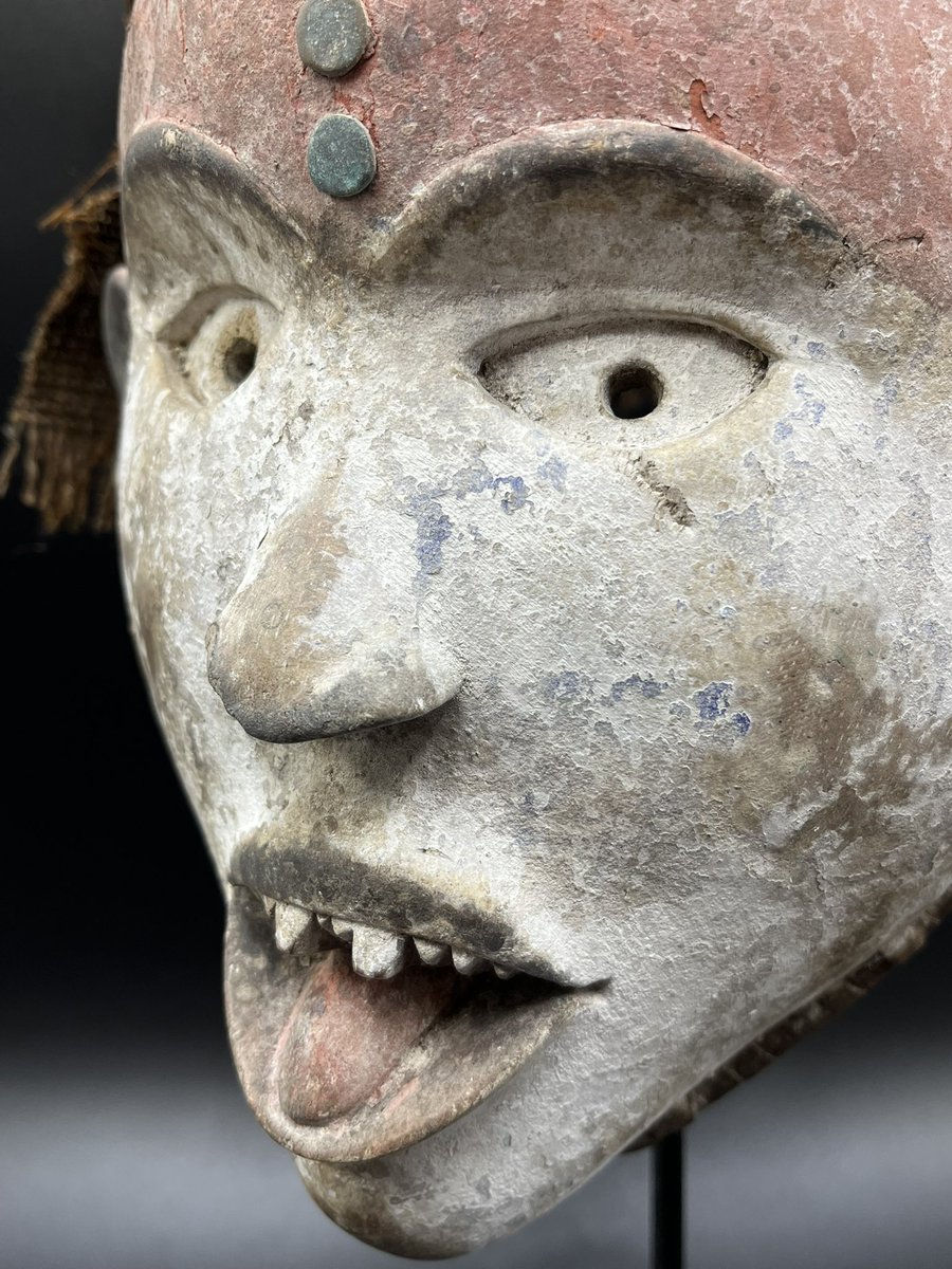 AfurakanGallery's tweet photo. Face masks like the examples here were worn by the nganga diphomba (ritual specialist, withcdoctor or diviner).

Dimensions: 14"H only mask 18"H w/feathers x 10"W x 5 1/2"D 

Witchdoctor Bakongo Nkisi-Spirit mask , **actual piece w/NFT**

@opensea 

https://t.co/VIKAaAYj3s https://t.co/aupBuGPVy7