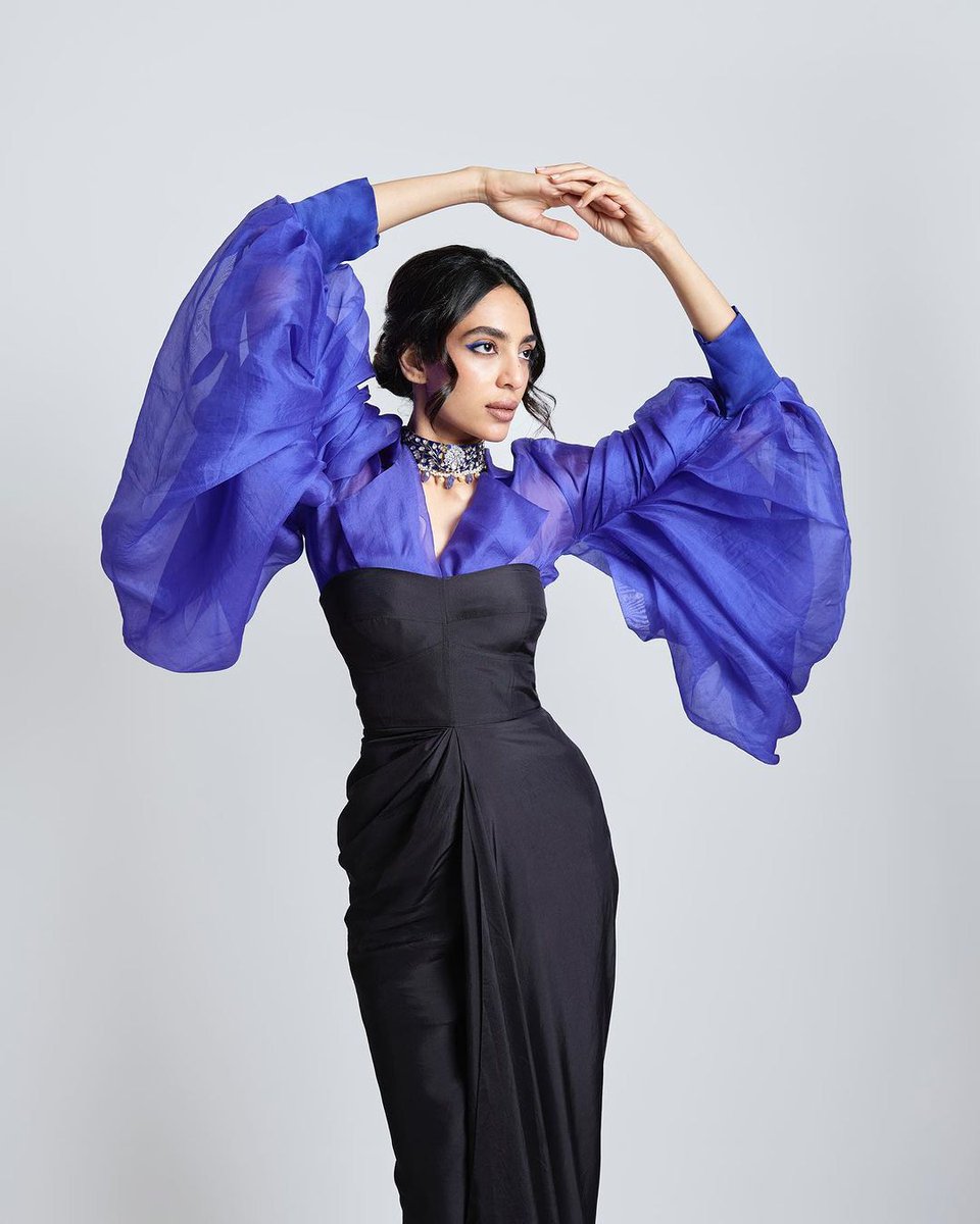 OGAANINDIA's tweet photo. Reik’s dramatic organzas in unusual shapes, seen here on the gorgeous @sobhitaD  ✨

Shop Reik on https://t.co/sKTQDGIWxZ

#SobhitaDhulipala #Madein https://t.co/zbNMTSc4dy